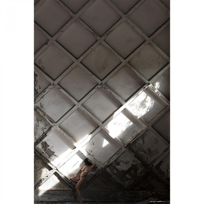 Light Suspended: Nude Amidst the Ruins of Silence – "Luce Sospesa: Nudo tra le Rovine del Silenzio"